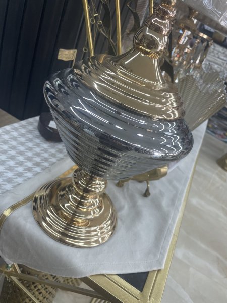 مضيفة  حلوى رمادي مع ذهبي